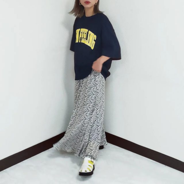 GUのネイビーの「スウェT(5分袖)」×小花柄ロングスカートコーディネート