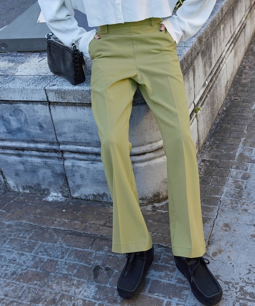 BASQUE magentaのグリーン系その他の「センタープレスカラーフレアスラックスパンツ」の着用画像