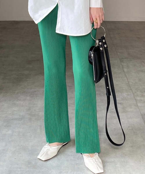 She's Closetのグリーンの「セミフレアカラーロングプリーツパンツ」の着用画像