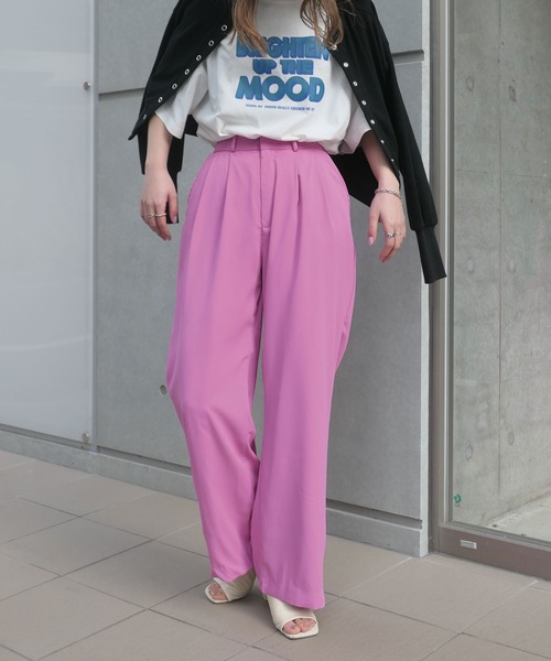 CORNERSのピンクの「カラーストレートスラックスパンツ」の着用画像