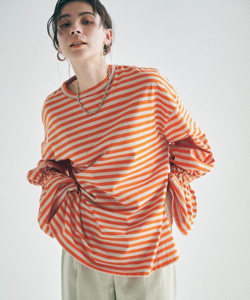 MATUREDのオレンジの「デザインボーダートップス」の着用画像