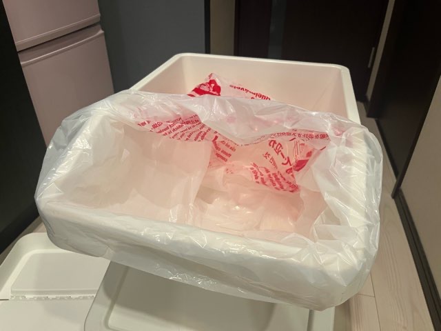IKEAの分別ゴミ箱ソルテーラにゴミ袋を設置している