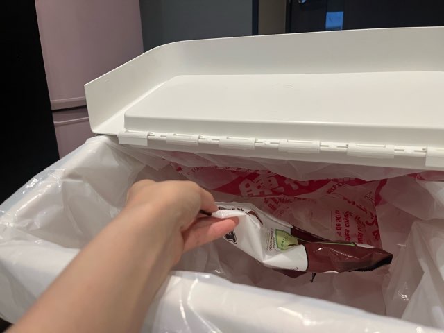 IKEAの分別ゴミ箱ソルテーラにゴミを捨てている