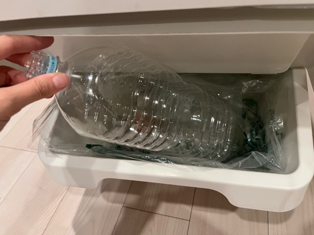 IKEAの分別ゴミ箱ソルテーラにペットボトルを捨てている