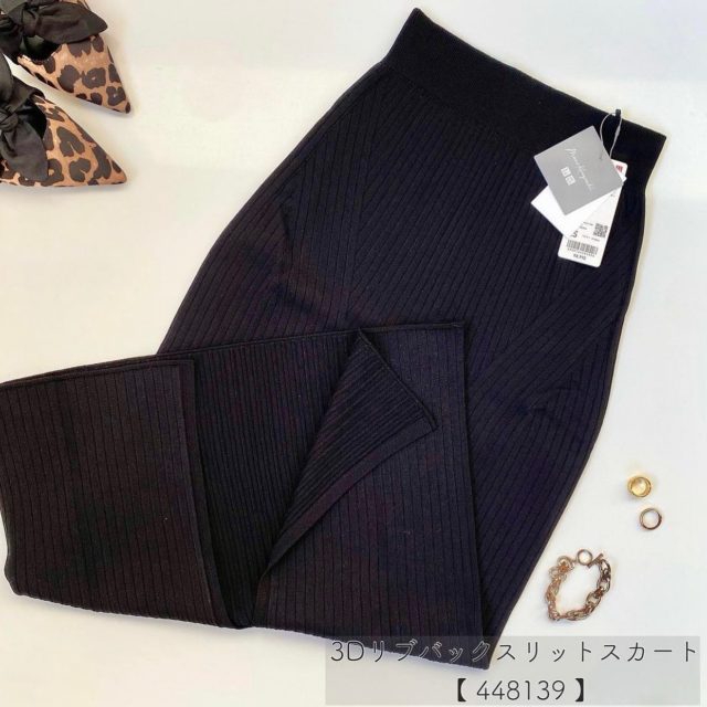 UNIQLO and Mame Kurogouchiのブラックの「3Dリブバックスリットスカート」の置き画