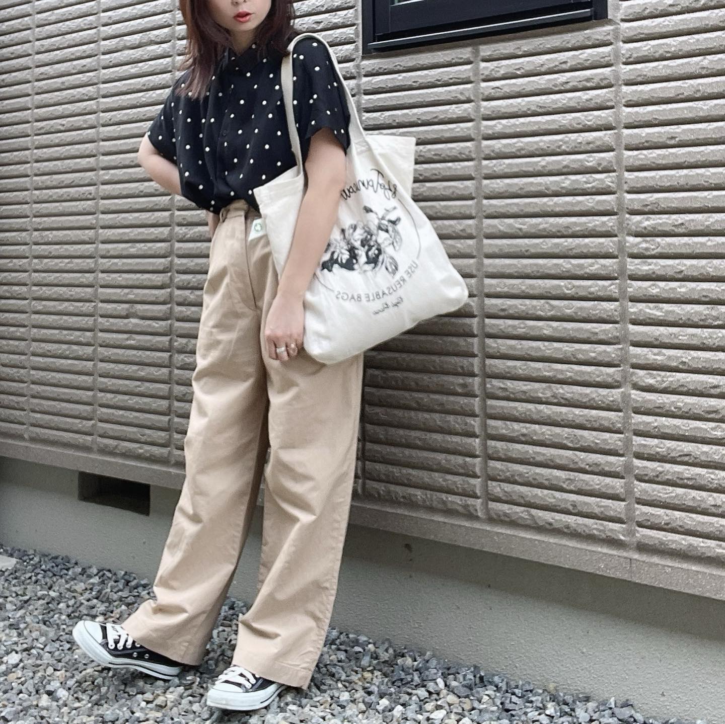 レーヨンプリントブラウス、ブラック×ワイドパンツのコーデ画像