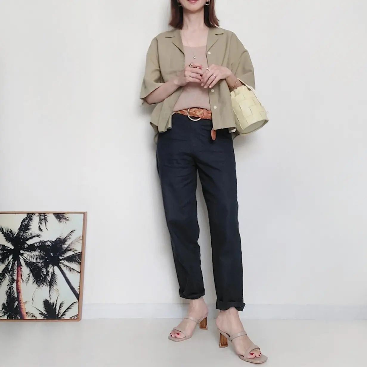 リネンブレンド オープンカラーシャツ・ベージュにリネンコットンテーパードパンツを合わせた画像