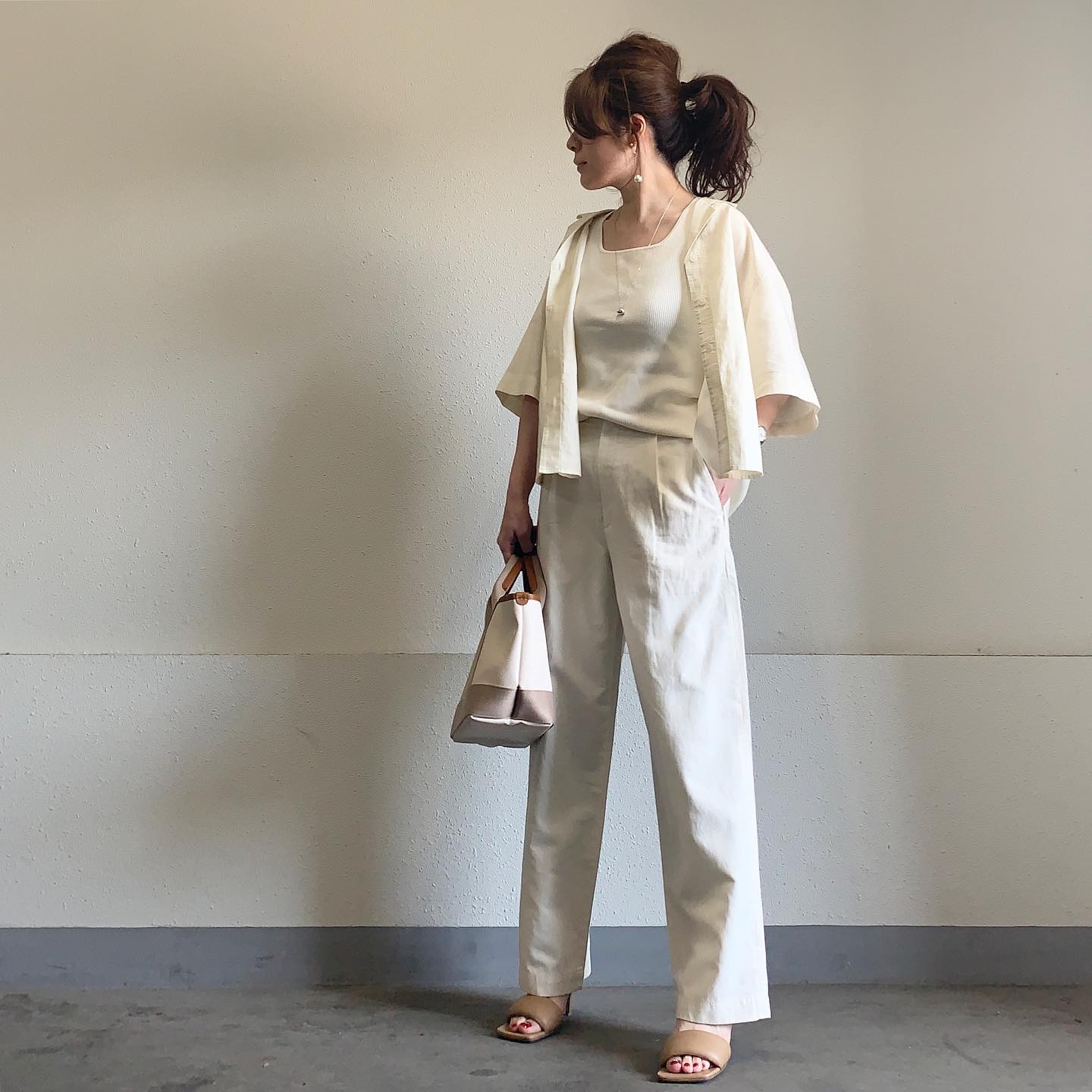 白タンクトップ×オープンカラーシャツにタックワイドパンツを合わせた画像