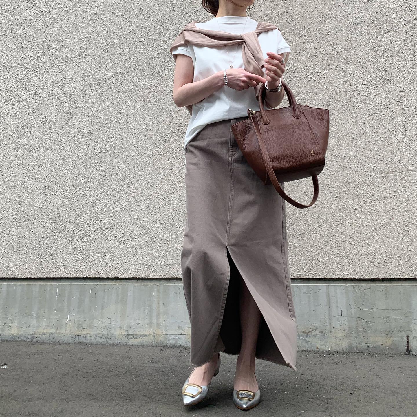 カーディガン×Tシャツ×ナローロングスカートを合わせたコーデ画像