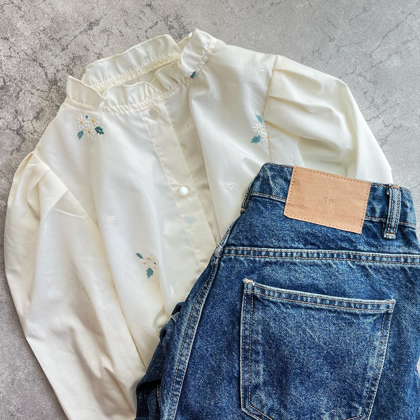 花刺繍ブラウスとデニムの置き画像
