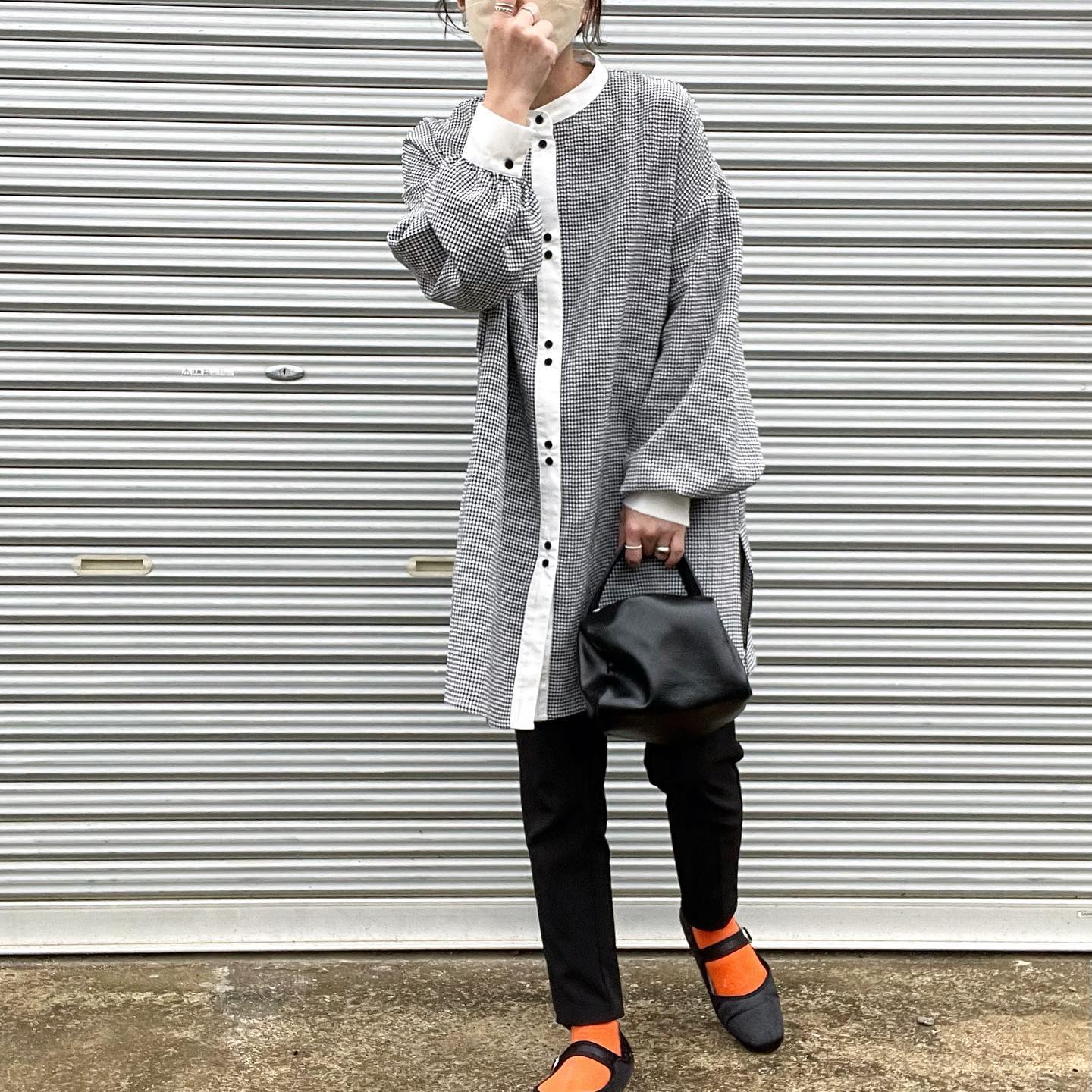 サッカーギンガムシャツナカと黒スキニーを合わせたカジュアルコーデ画像