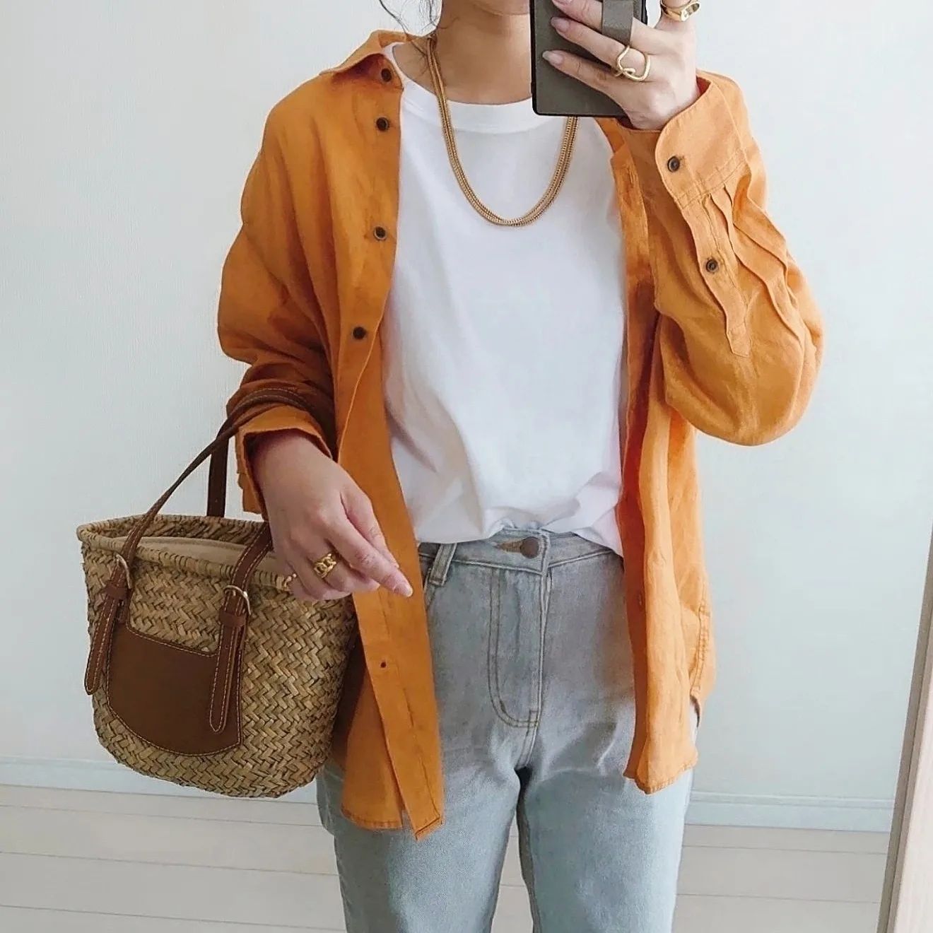 プレミアムリネンシャツをオレンジを着ている画像