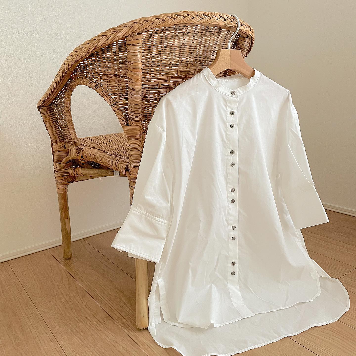 HR ダブルボタンシャツの置き画像