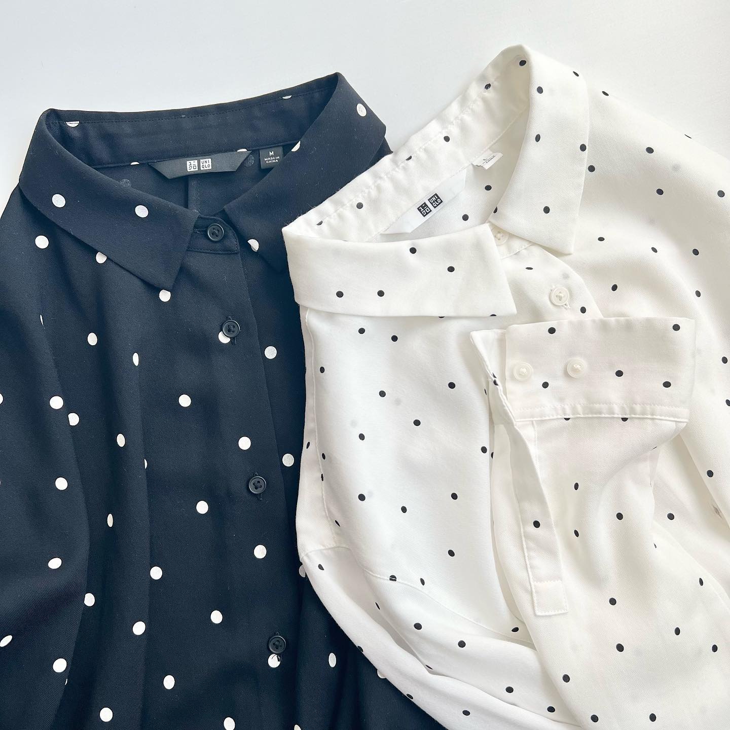 レーヨンプリントブラウス、ブラックとホワイトの置き画像