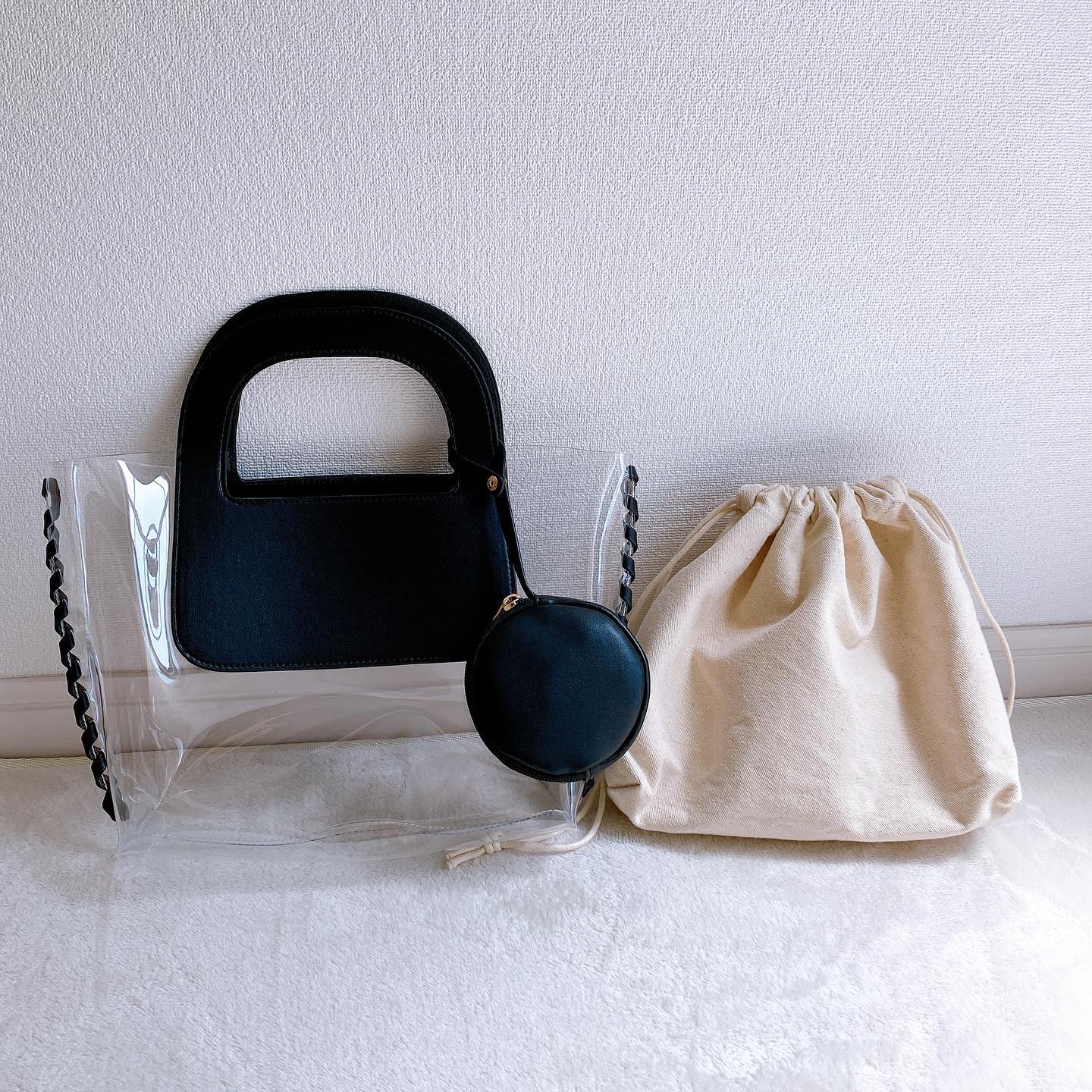 FBカガリPVCポーチツキのクリアバッグから巾着を取り出した画像