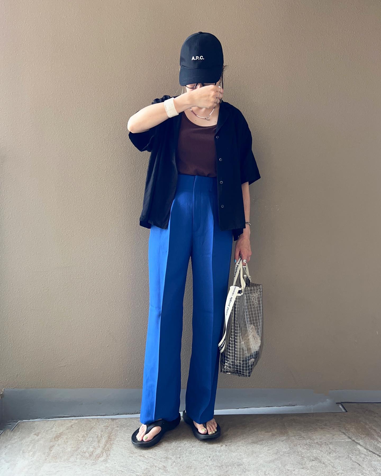 オープンカラーシャツ×タンクトップ×カラースラックスのコーデ画像