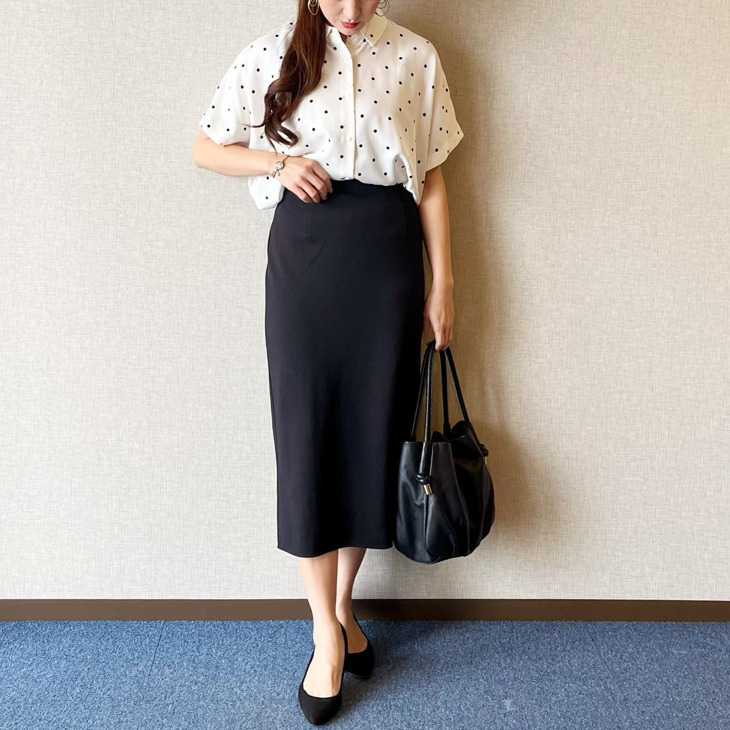 レーヨンプリントブラウス、ホワイト×ナロースカートのコーデ画像