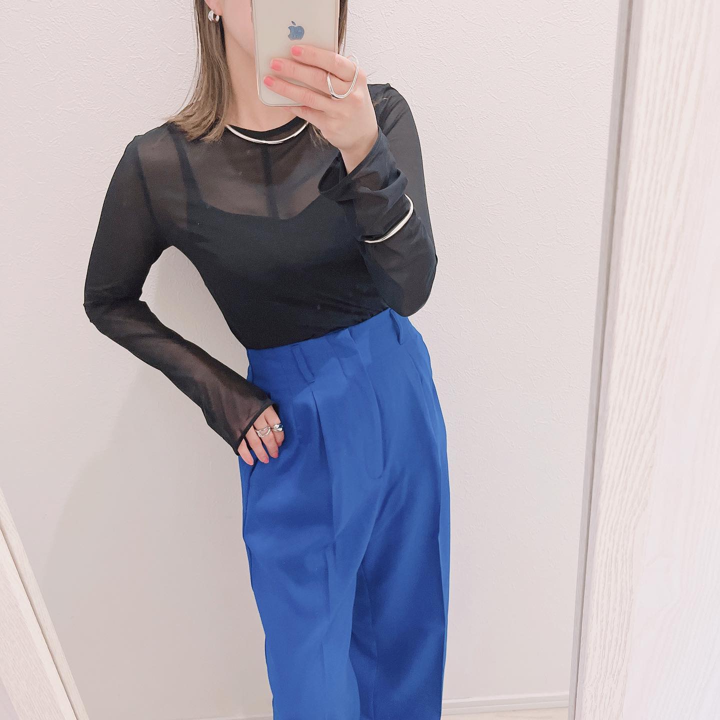 シアートップス×カラースラックスのコーデ画像