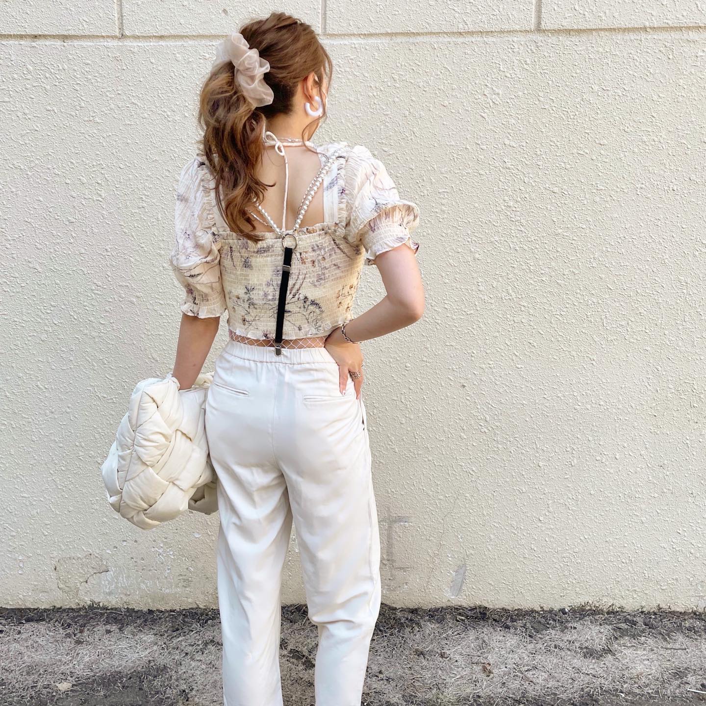 タックテーパードパンツ、ホワイトを穿いたコーデ画像