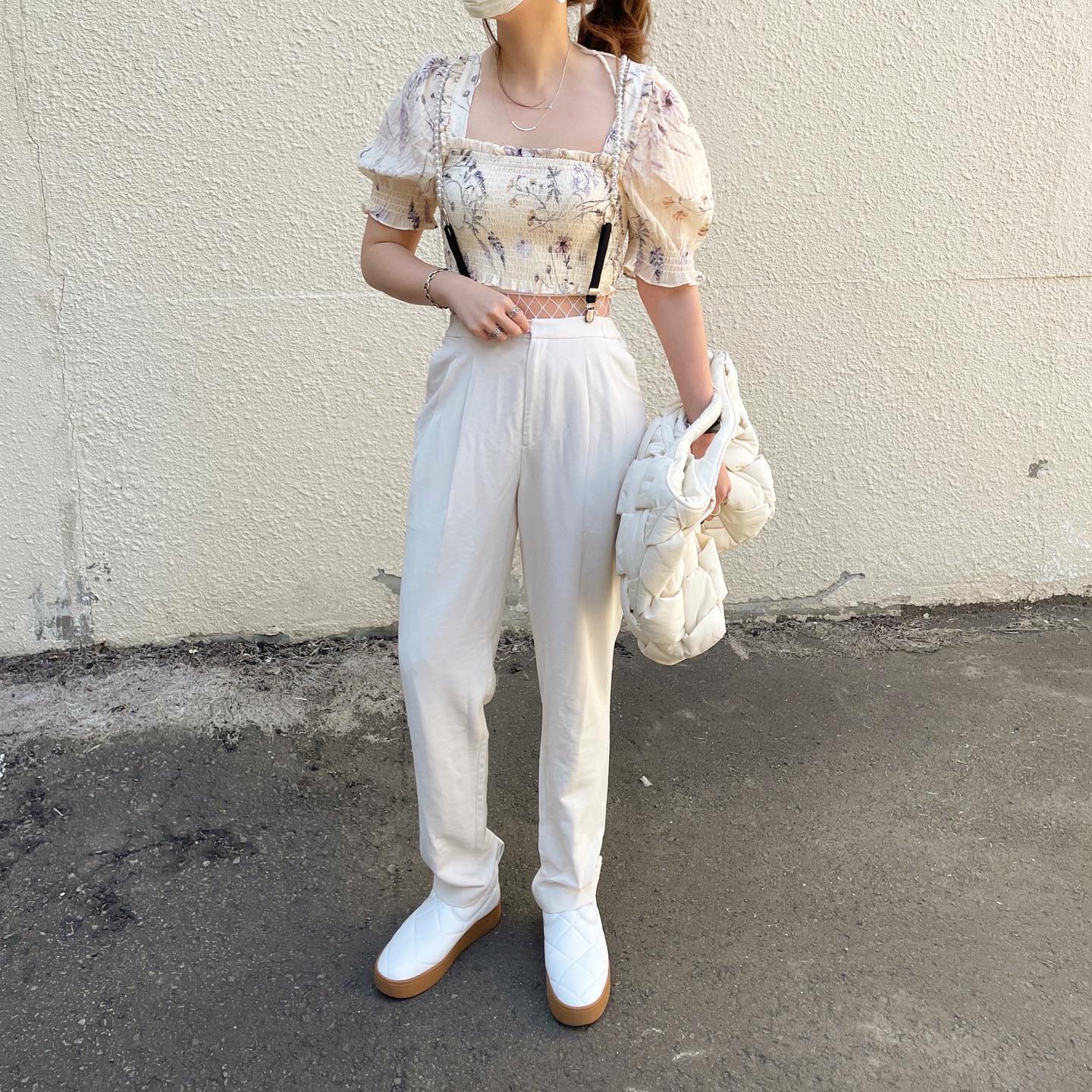 クロップドトップス×タックテーパードパンツのコーデ画像