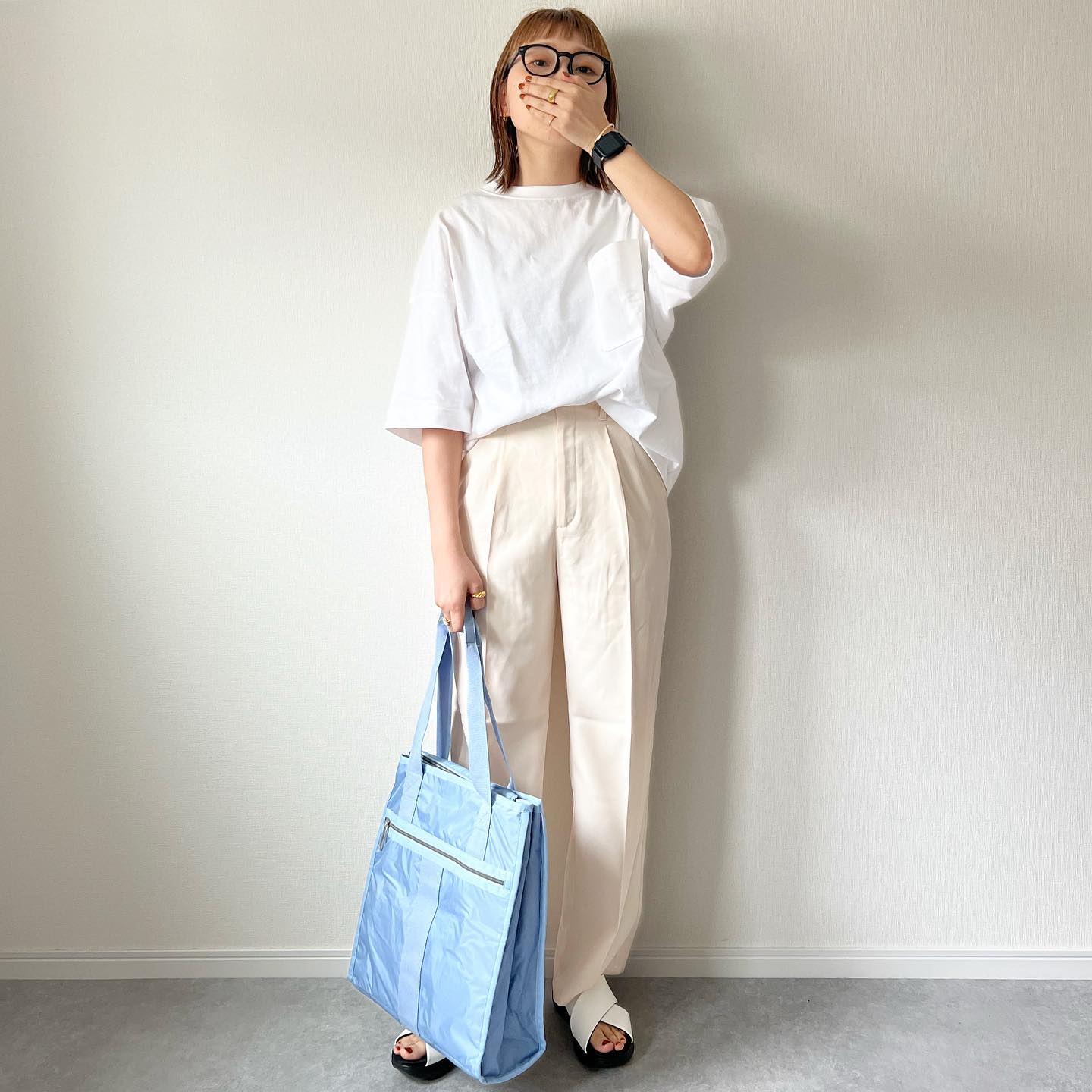 ワイドフィットT×カラースラックスのコーデ画像