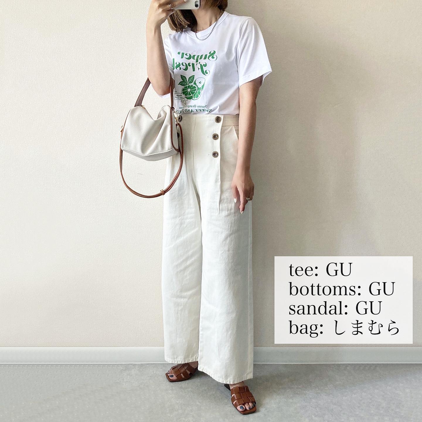 グリーンロゴT×デニムマリンワイドパンツ、ホワイトのコーデ画像