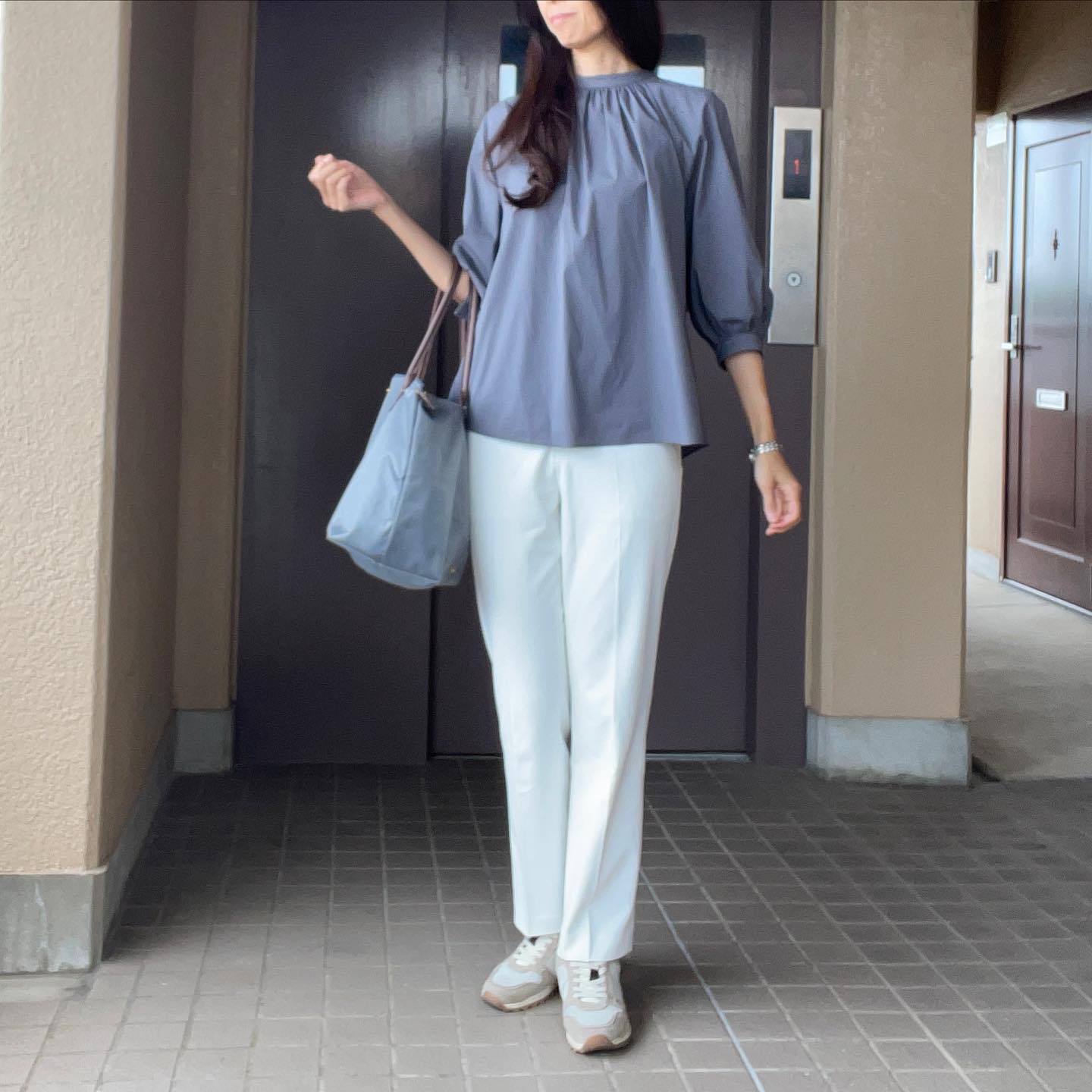 ブルーブラウス×スマートアンクルパンツのコーデ画像