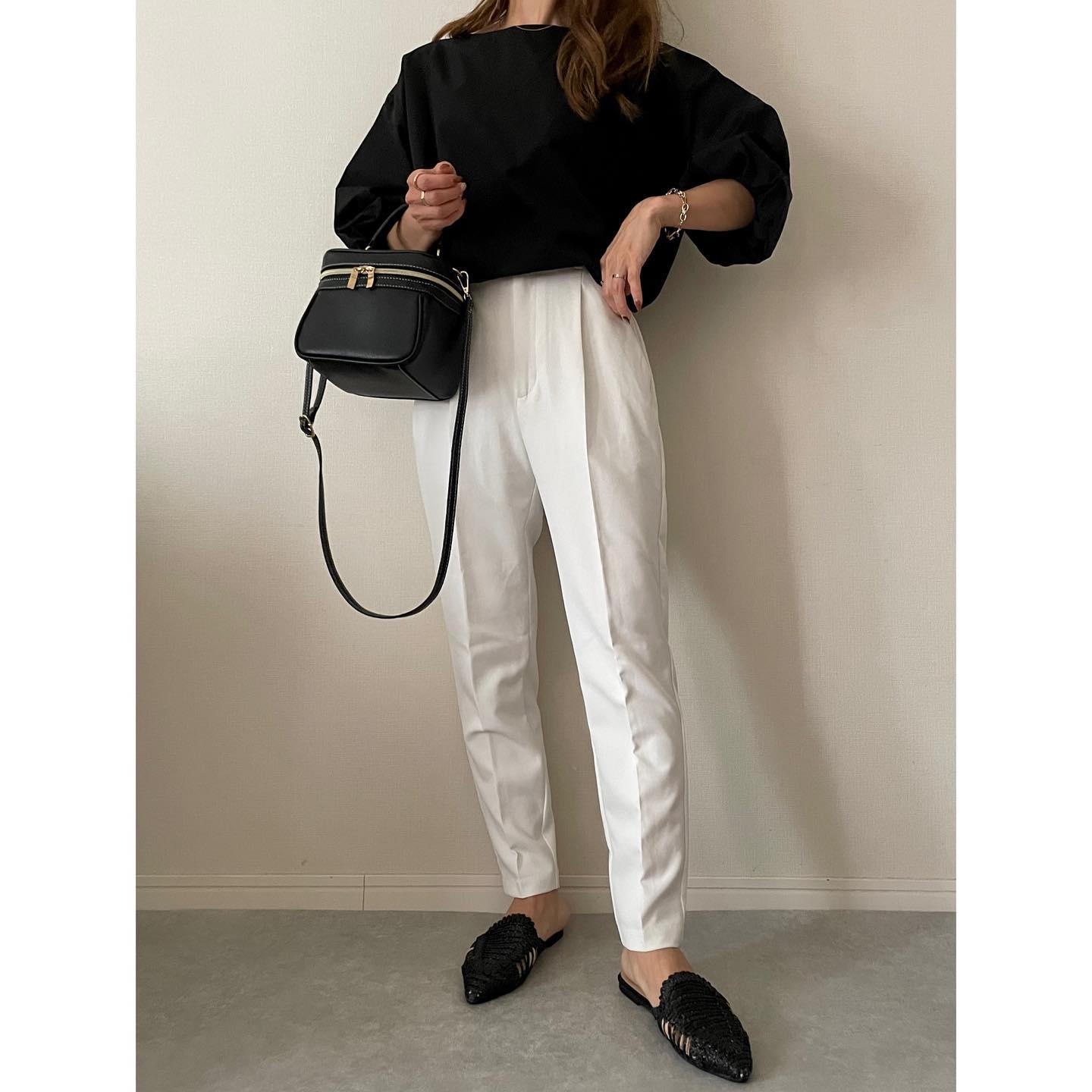 ブラウス×ストレッチテーパードパンツのコーデ画像