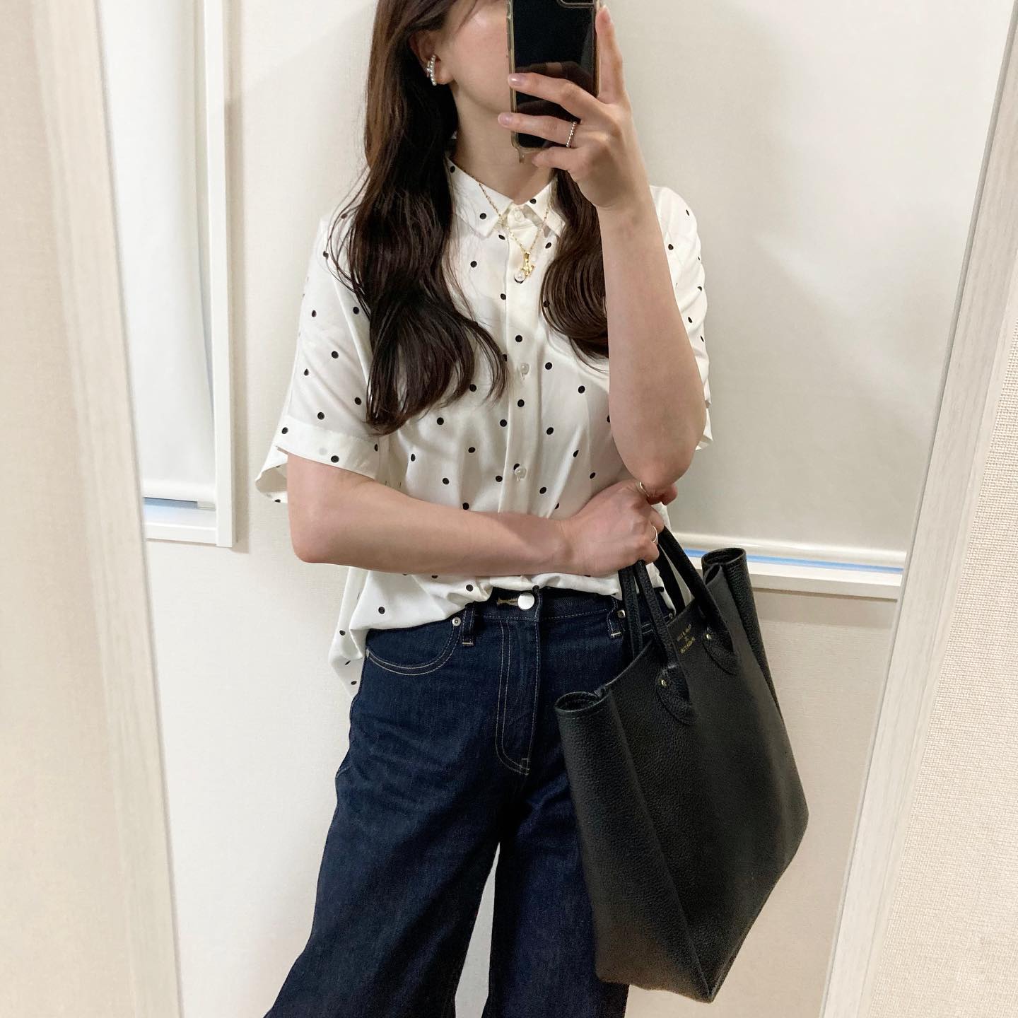 レーヨンプリントブラウス、ホワイト×ジーンズのコーデ画像