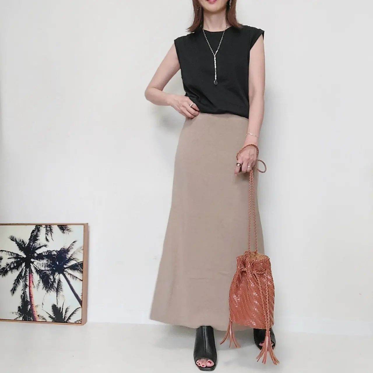 クルーネックT、ブラックとベージュロングスカートのコーデ画像