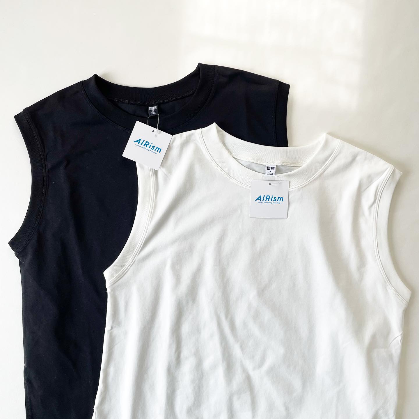 エアリズムコットンクルーネックTのホワイト＆ブラックの置き画像