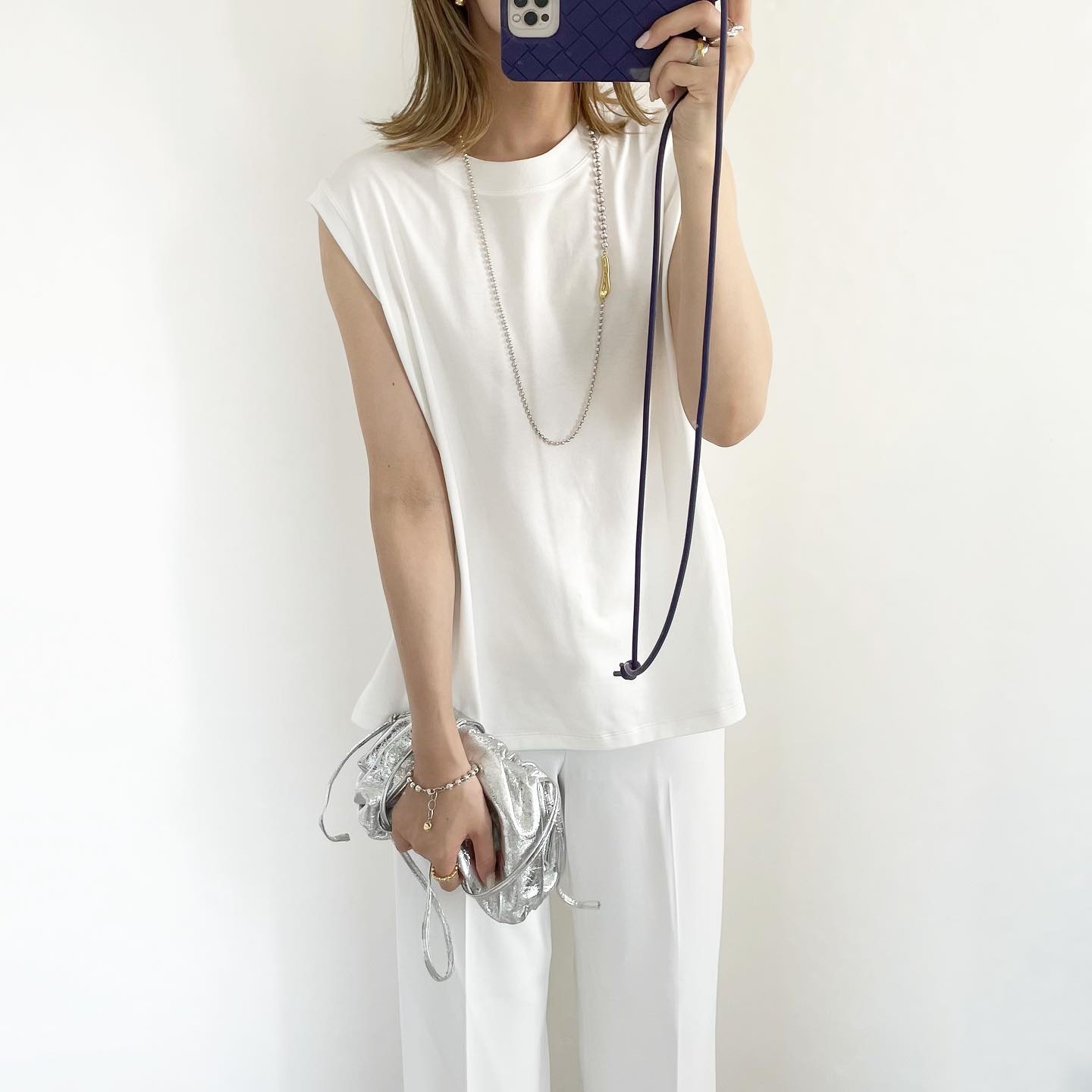 クルーネックT、ホワイト×ホワイトパンツを合わせたコーデ画像