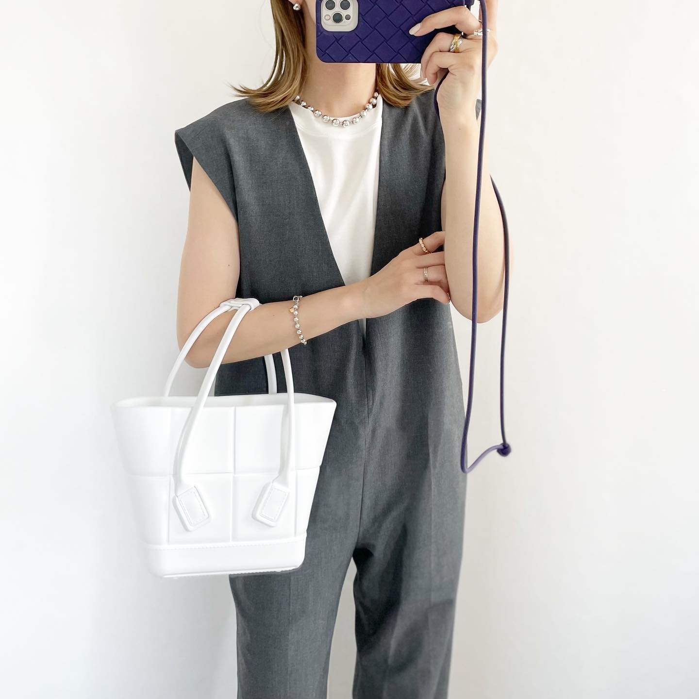 クルーネックT、ホワイト×グレーサロペットを合わせたコーデ画像