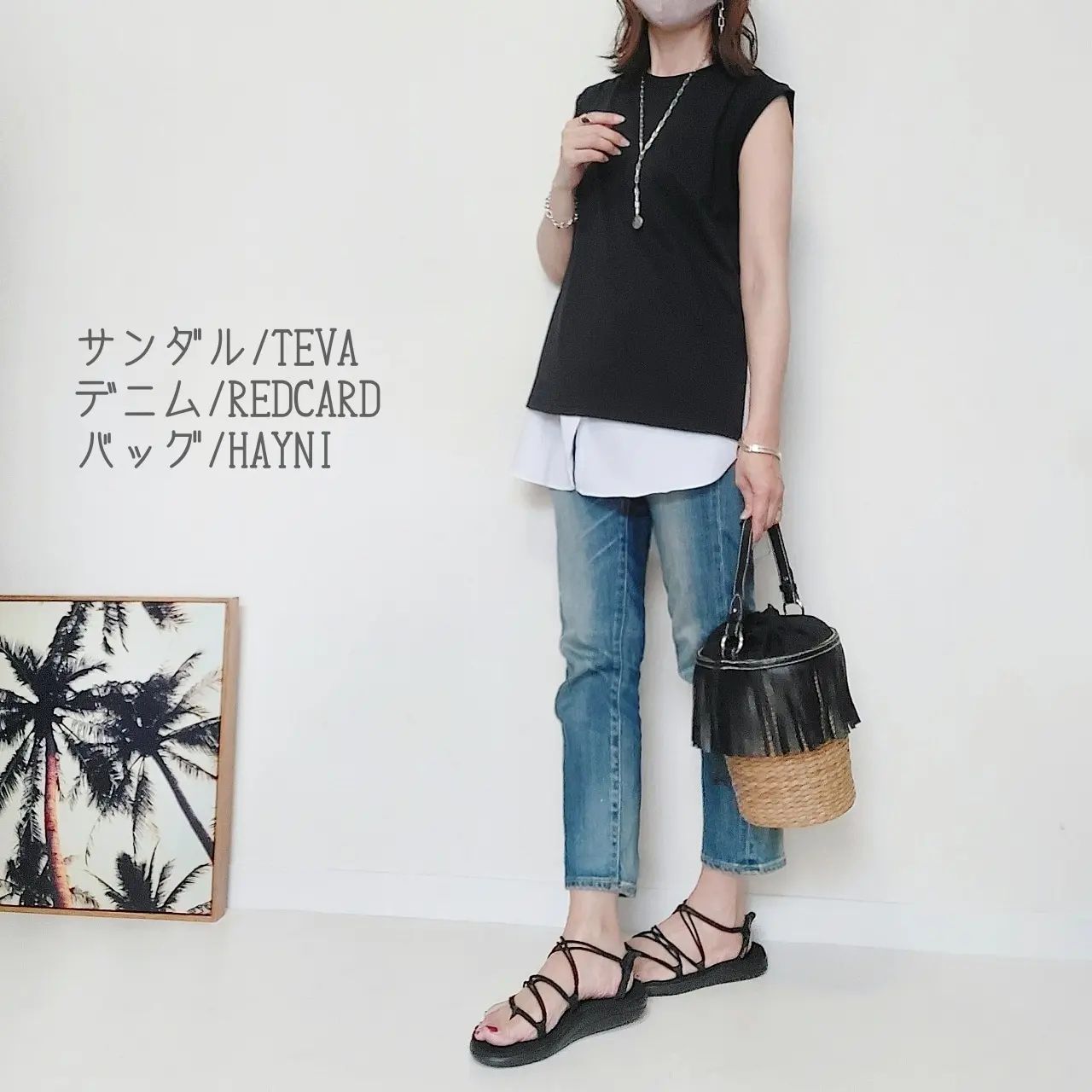 クルーネックT、ブラックとつけ裾とデニムのコーデ画像