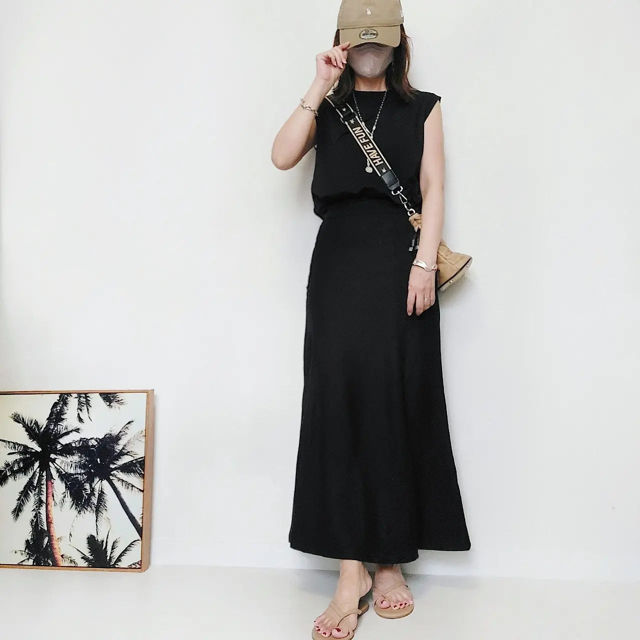 クルーネックT、ブラックとブラックロングスカートのコーデ画像