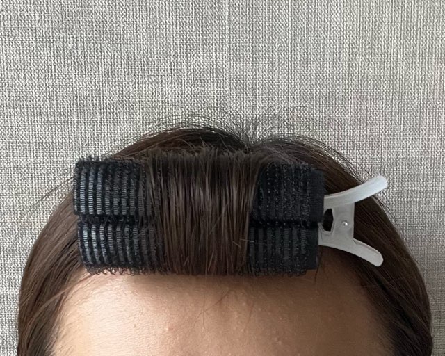 ダイソーの前髪カーラーで前髪を固定している