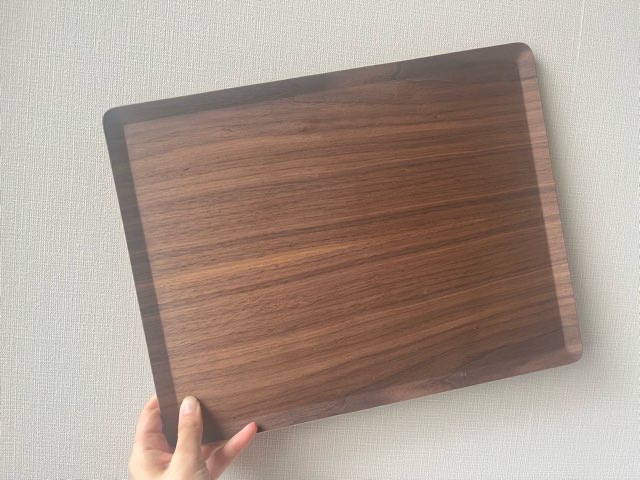 ニトリのすべりにくいトレーを手に持っている