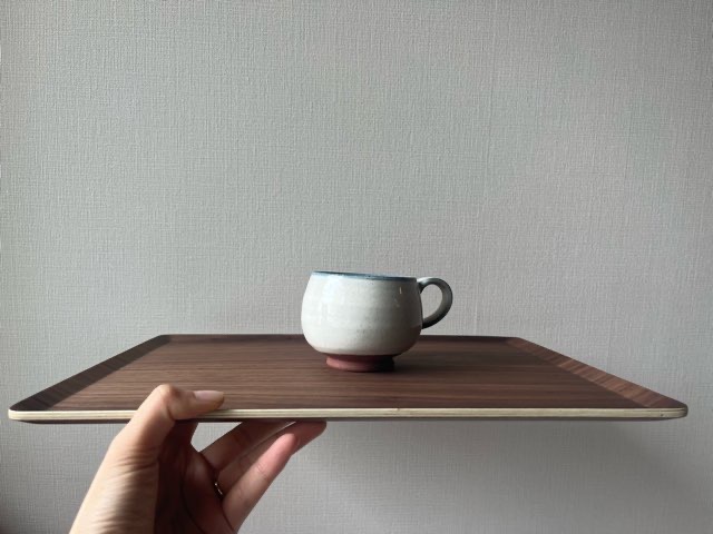 ニトリのすべりにくいトレーの上にコップを乗せている