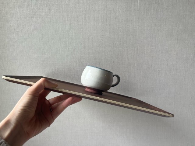 ニトリのすべりにくいトレーの上にコップを乗せた状態で傾けてもすべらない