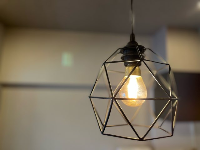 灯されたIKEAのランプシェードブルンスタ