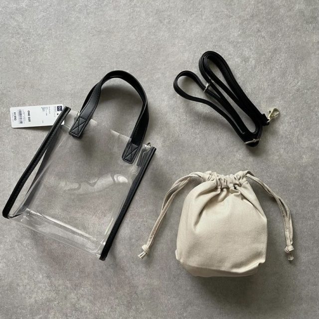 クリアミニバッグの本体と巾着型バッグとストラップの物撮り