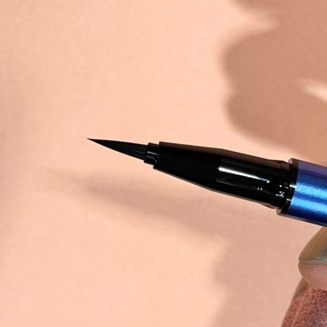 アヴァンセのアイライナーは描きやすいコシ太筆
