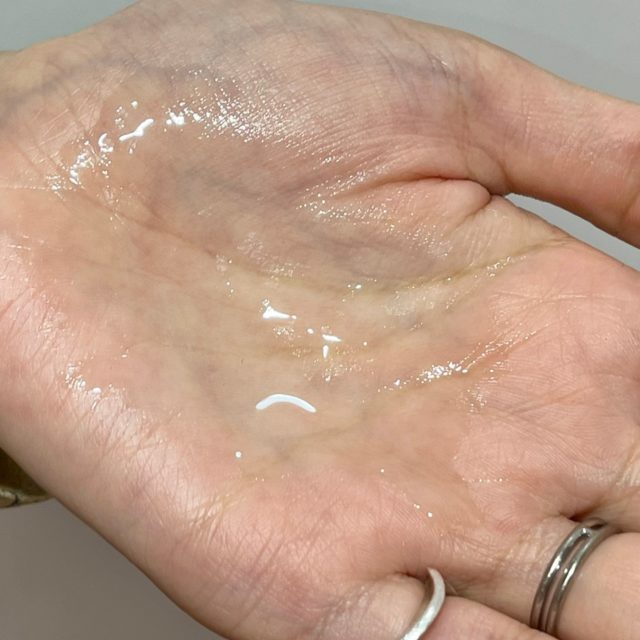 美容液を手のひらに乗せた様子