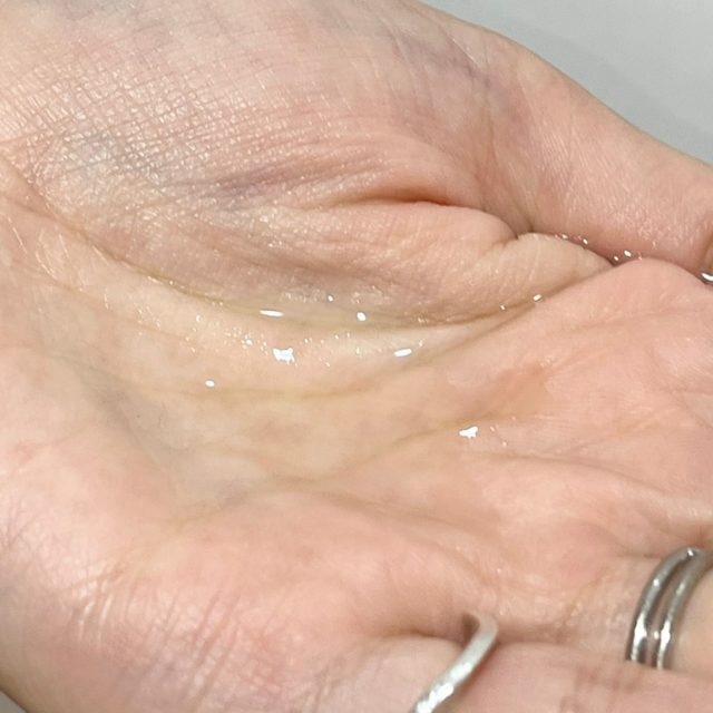 美容液を手のひらに乗せている様子