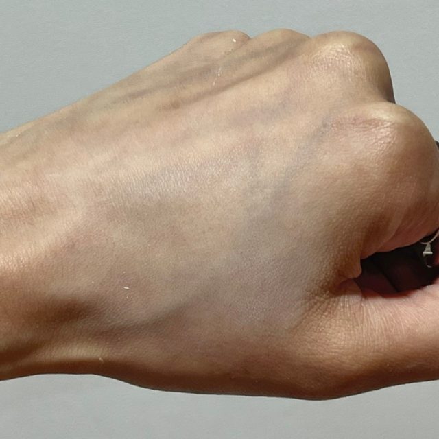 C01　フラッフィーミントを手の甲に塗ってみた様子