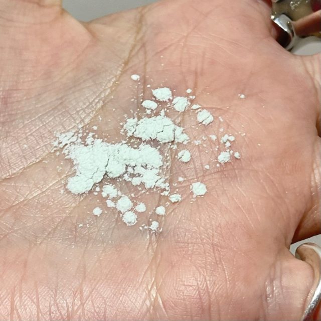 C01　フラッフィーミントのパウダーを手のひらに出している様子