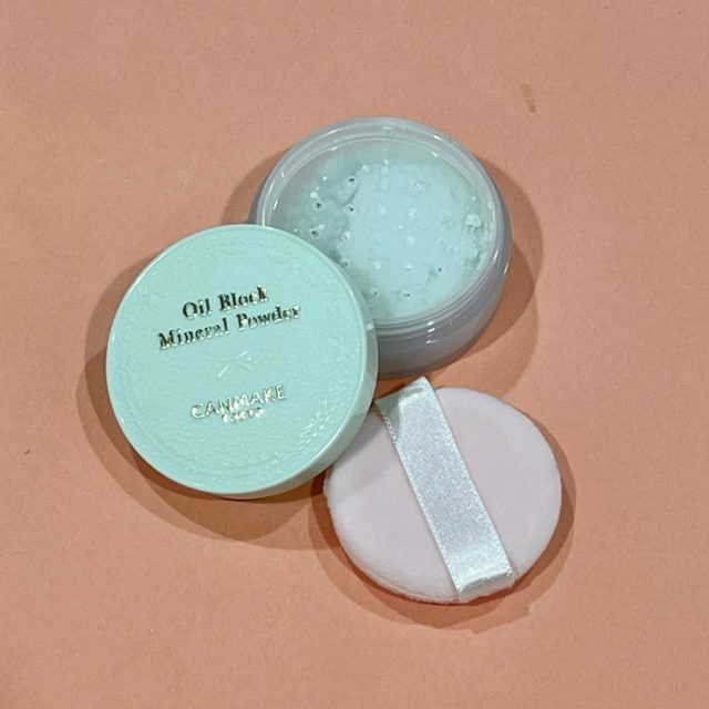 オイルブロックミネラルパウダーの蓋を開けたところ