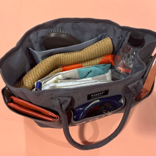 ペットボトルや帽子などを収納した例