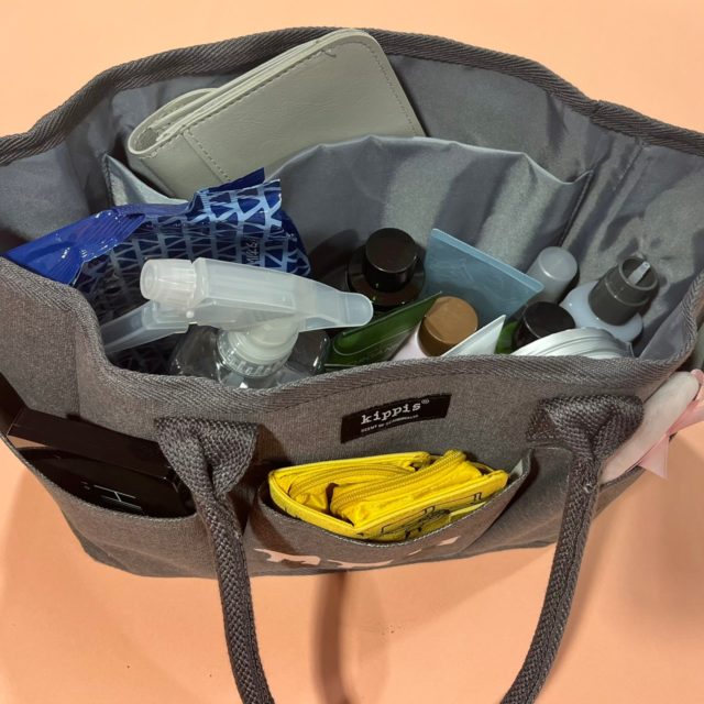 スキンケアや消毒グッズなどを収納した例