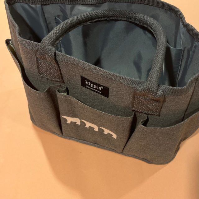 自立したバッグを斜め上から撮った画像